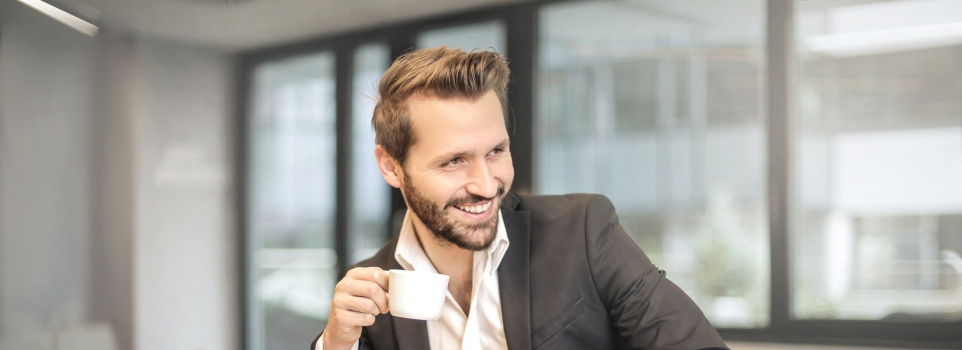 Knjiznica/man-holding-white-teacup-in-front-of-gray-laptop-842567